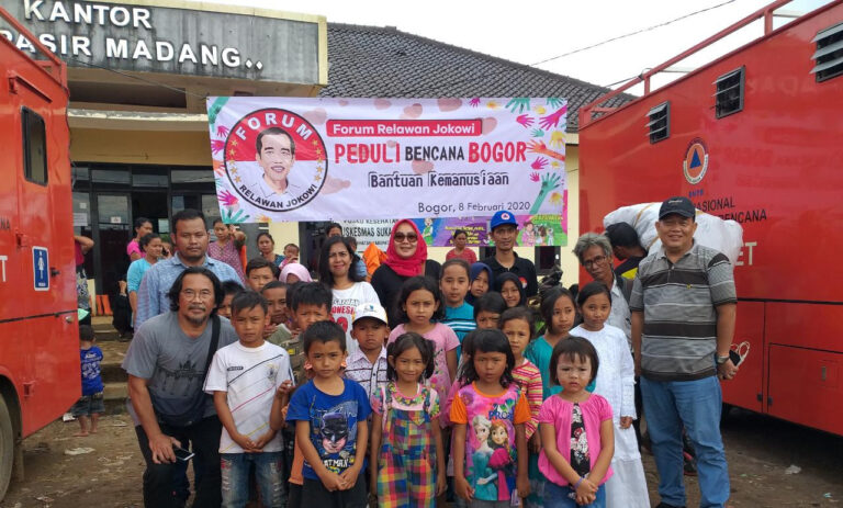 forum-relawan-jokowi-frj-menyalurkan-bantuan-untuk-korban-bencana-alam-di-desa-pasir-madang-kecamatan-sukajaya-bogor-sabtu-82-foto-dok-fjr-90
