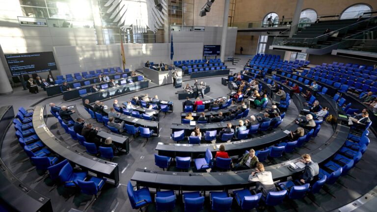 bundestag-plenarsaal-124~3840x2160